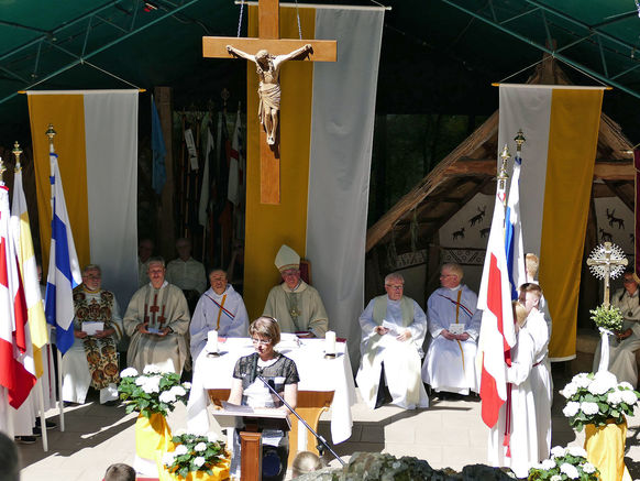 Festgottesdienst zum 1.000 Todestag des Heiligen Heimerads auf dem Hasunger Berg (Foto: Karl-Franz Thiede) Festgottesdienst zum 1.000 Todestag des Heiligen Heimerads auf dem Hasunger Berg (Foto: Karl-Franz Thiede)